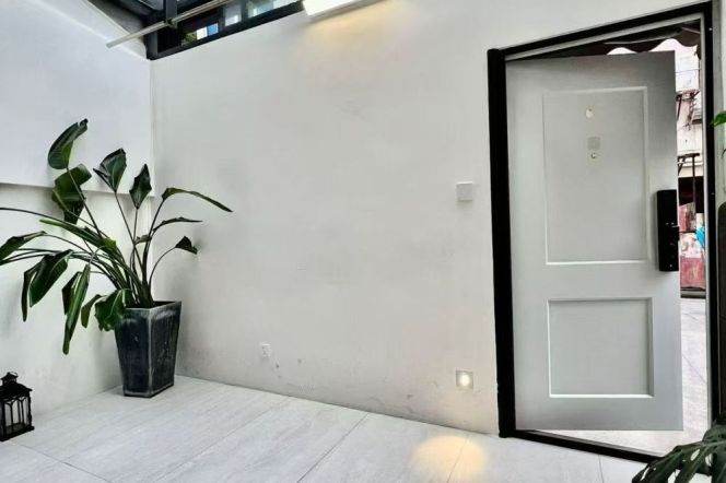 Whole Old Garden House. Nr. West Nanjing Rd. 3 Br, 3 Ba+ terrace and patio