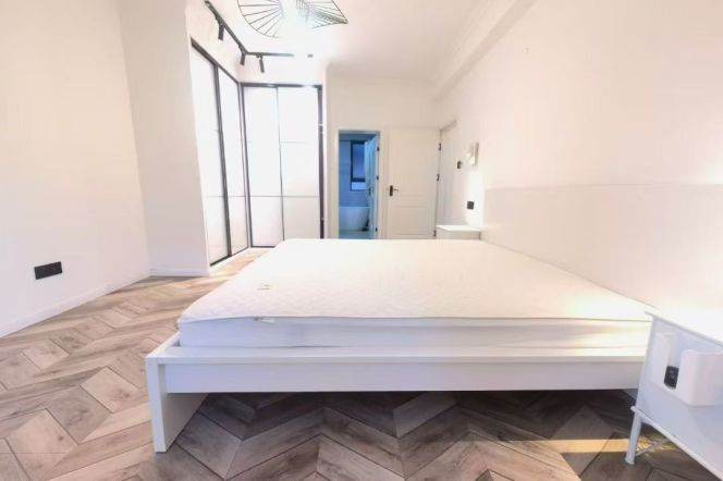 3 Brs, 2 Baths with Floor Heating/Oven/Bathtub, 180 sqm @ Zhongshan park L2