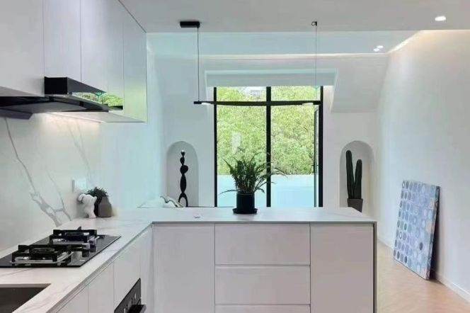 historical building-1bed 90sqm /balcony/ quiet unit @ line 2/12/14 jing’an temple 