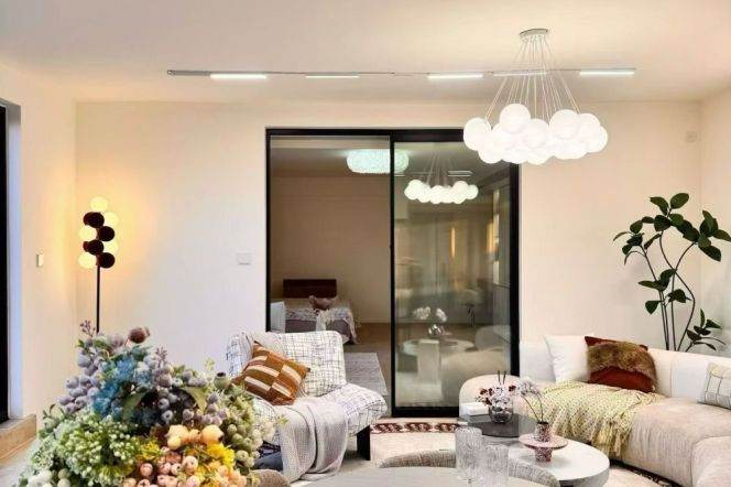 2 Brs, 1 Living room with Terrace, 170 sqm, Floor Heating @ Jiangsu metro L2&11