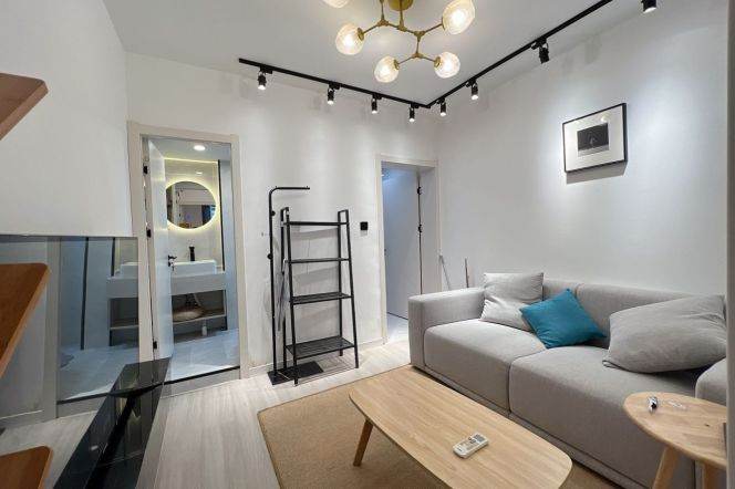 Cute 1Brm With A Yard Near Line 2/11 Jiangsu Rd