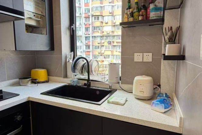 Bright 2br with elevator near Jiangsu Rd M2/11