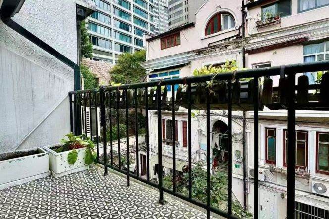 Whole Old Garden House. Nr. West Nanjing Rd. 3 Br, 3 Ba+ terrace and patio