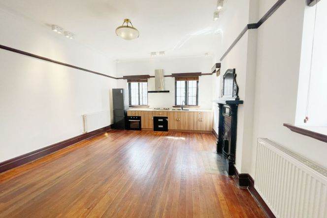 Huaihai rd nice house with terrace