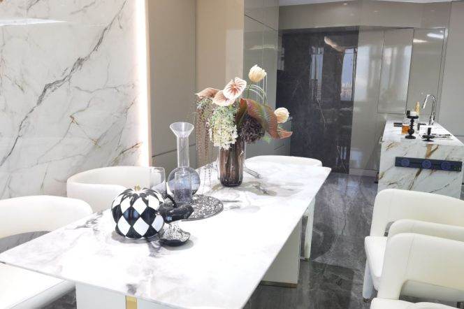 3 Brs, 2 Baths, Floor Heating, Central ac, Oven, Dish washer,221 sqm @ Xujiahui station L9