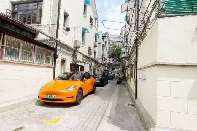 Huaihai rd nice house with terrace