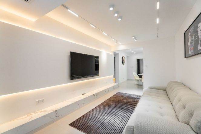 2 Brs, 2 Baths, Floor Heating/Central ac/Oven, 130 sqm @ South Shaaxi metro L1, 12&10