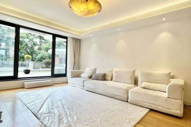 brand new 3brs floor heating big terrace beside Taikoo Hui line 2,12,13 asking 38K