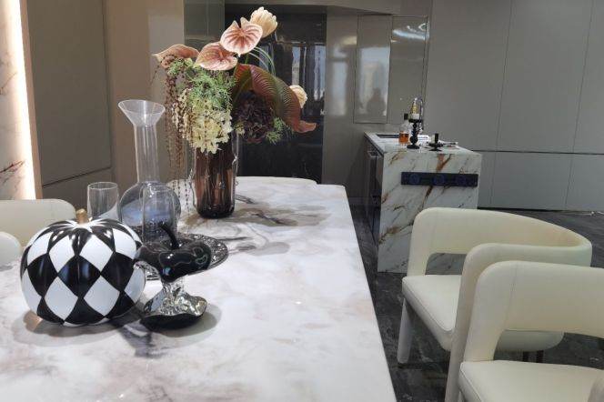 3 Brs, 2 Baths, Floor Heating, Central ac, Oven, Dish washer,221 sqm @ Xujiahui station L9