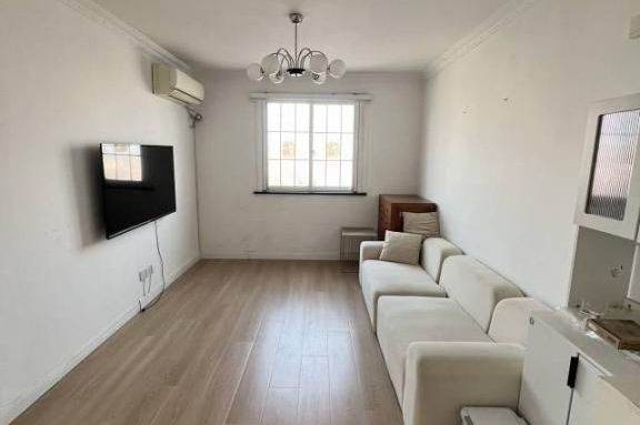 Renovated 2bedrooms elevator Apt 2min to Line1 Hengshan Rd