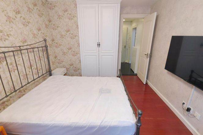 Cozy & Bright 1 br on ShanXi Rd(S) , easy  to L 9/12 JiaShan Rd St.+ L 1/10/12 