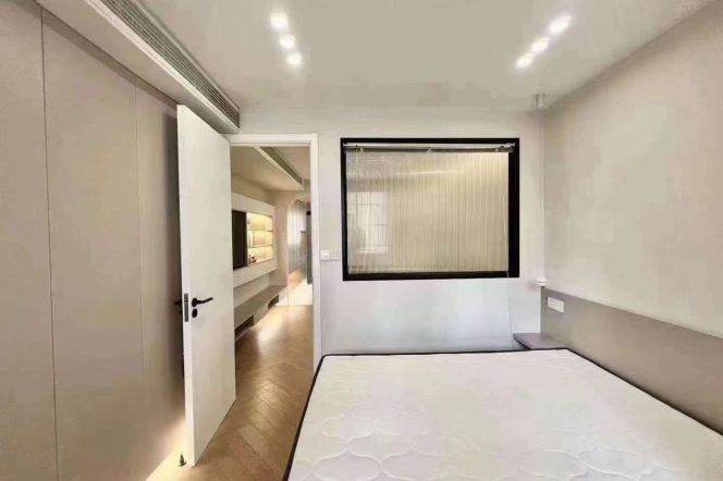 Brand new 2 br 10.5K super nice modern decoration golden location M7/13 Jing'an 