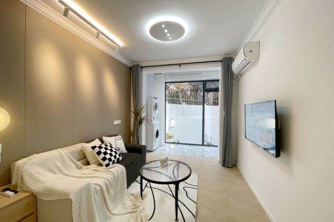 Pudong/Nice yard+modern 2br 2lr/double south/brand furniture,Lancun rd@L4/6