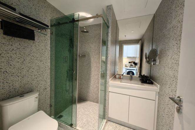 Sunny one bedroom serviced apt+central AC Nr L4/7 Zhenping Rd