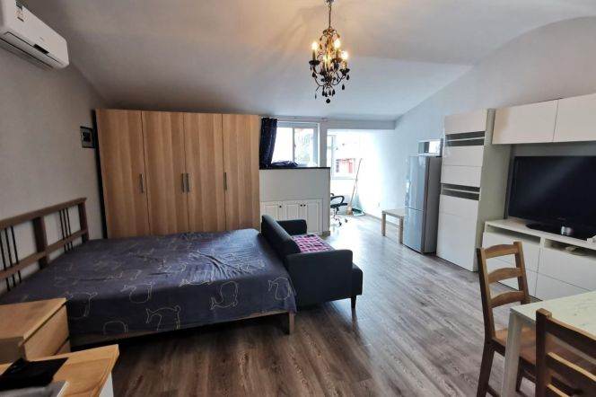 Cozy 1 br with good price in Jing‘an Center. easy to  L 2/7 Jing'an Temple St.