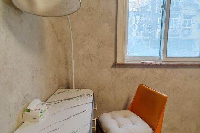 Cozy & Bright 1 br on ShanXi Rd(S) , easy  to L 9/12 JiaShan Rd St.+ L 1/10/12 