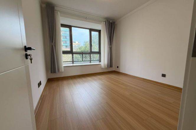 Hongbaoshi Rd/Yili Rd /Yaohong Rd metro/3+1br2bt/central AC/floor heat/balcony/oven