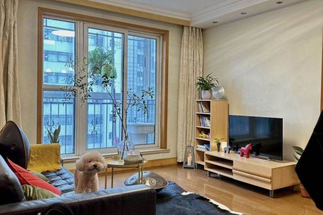 Artistic 2BR with Floor-to-Ceiling Windows