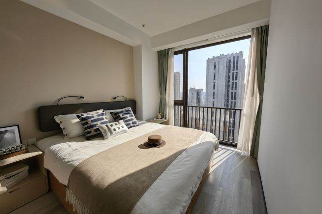 Sunny one bedroom serviced apt+central AC Nr L4/7 Zhenping Rd