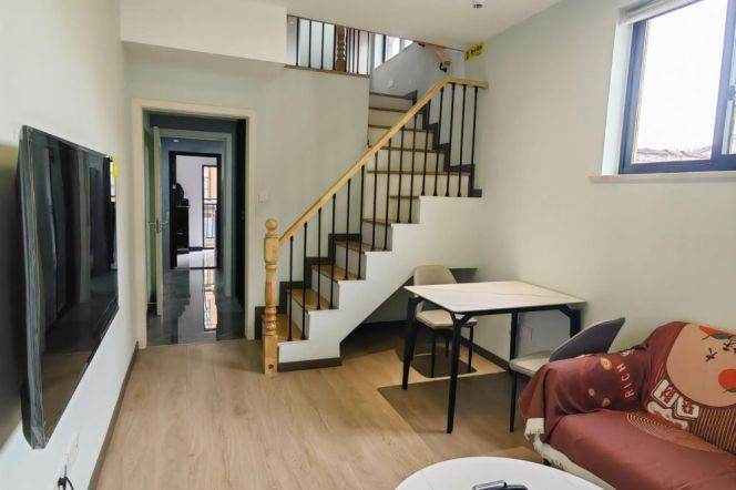 Unique 2 br with good price on JianGuo Rd(W),5 mins to L 9/12 JiaShan Rd St.