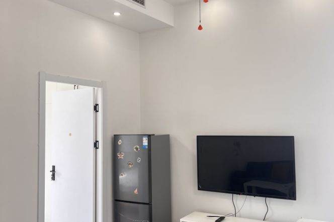 Super Apt. Good Layout w. Balcony Line 9/12 Jiashan Rd. 