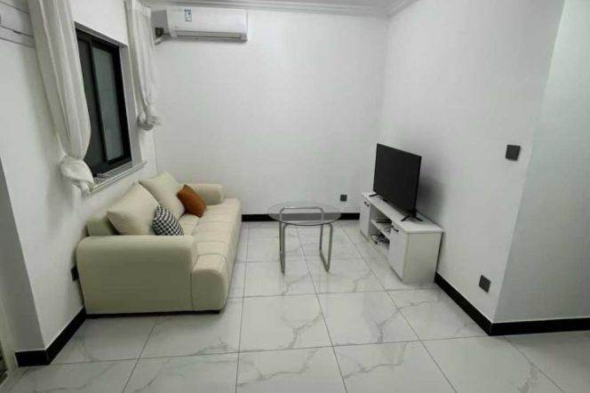 jiangsu rd elevator 1BR/big living room@L2/11