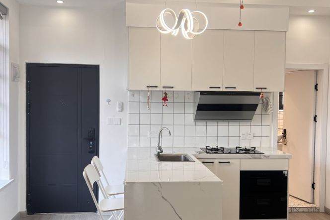 Super Apt. Good Layout w. Balcony Line 9/12 Jiashan Rd. 