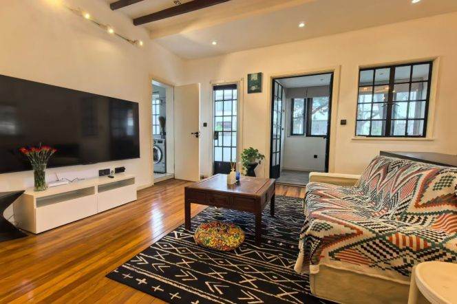 Good Location Well-lighted 1Br/2Lr/1Bt Close to L10/11 Jiaotong University Metro Station 