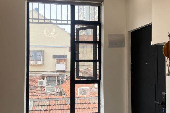 Super Apt. Good Layout w. Balcony Line 9/12 Jiashan Rd. 