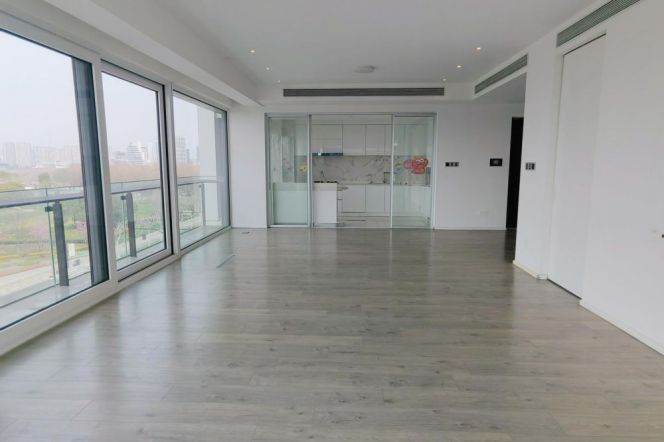 First line of the River & Park view of QianTan . 4 br with floor heating + Pool GYM. L 6/8/11