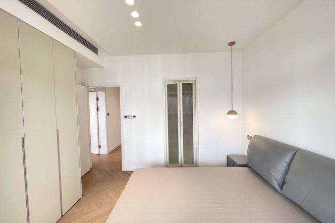 Third-floor apartment on the Suzhou River, with a bathtub, at the Hanzhong Road subway station