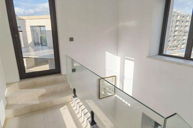 Spacious whole building 4 br with big outdoor space near Wellington Shanghai. L 6/8/11