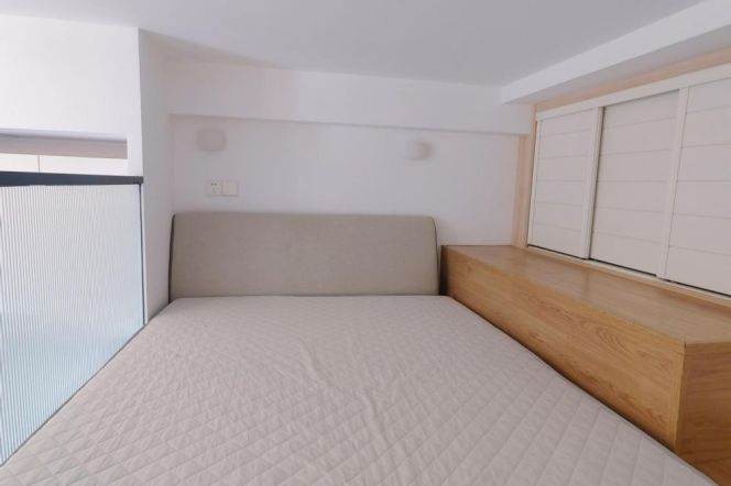 Unique 1+1 br next NYU shanghai, 5 mins walking to L6/8/11 Oriental sports center St.