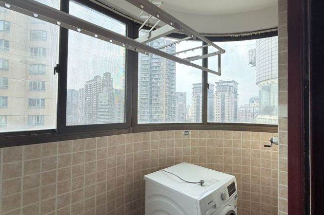 Freshly Renovated 2BR 2BA Apt in the Clove Apt/Huashan Rd