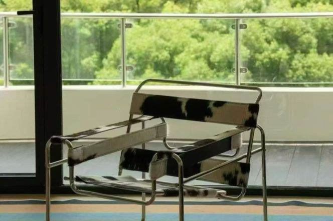 Top of City, stunning 3-brs apartment with green views and lake views, and a parking space.