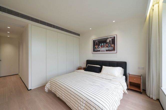 Top of City, stunning 3-brs apartment with green views and lake views, and a parking space.