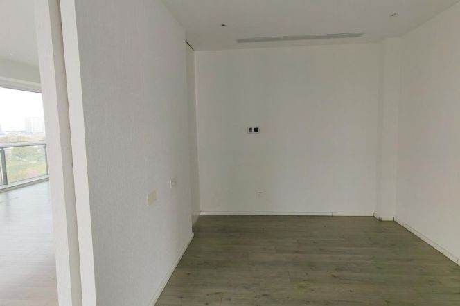 First line of the River & Park view of QianTan . 4 br with floor heating + Pool GYM. L 6/8/11