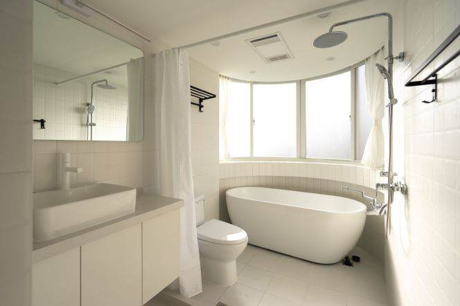 Third-floor apartment on the Suzhou River, with a bathtub, at the Hanzhong Road subway station