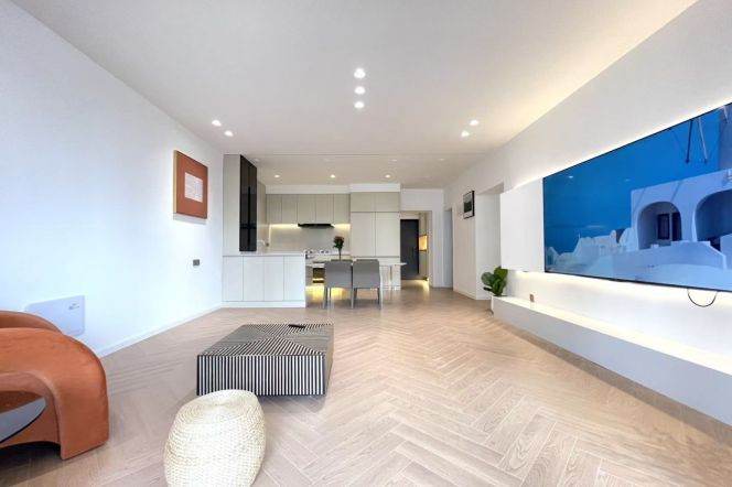 Third-floor apartment on the Suzhou River, with a bathtub, at the Hanzhong Road subway station