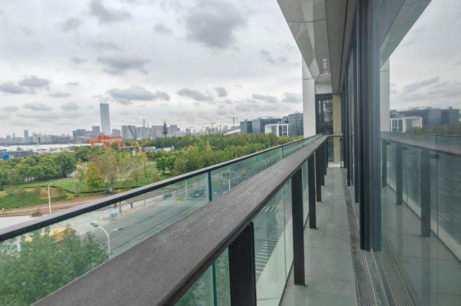 First line of the River & Park view of QianTan . 4 br with floor heating + Pool GYM. L 6/8/11