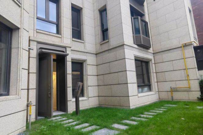 Spacious whole building 4 br with big outdoor space near Wellington Shanghai. L 6/8/11