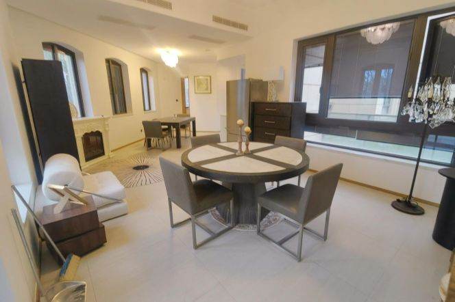 Spacious whole building 4 br with big outdoor space near Wellington Shanghai. L 6/8/11