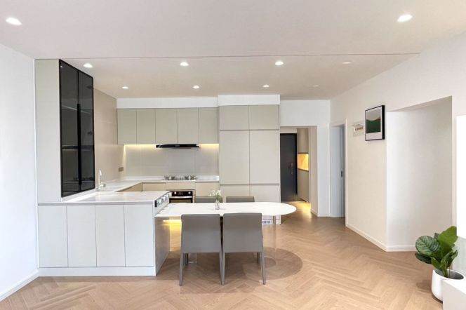 Third-floor apartment on the Suzhou River, with a bathtub, at the Hanzhong Road subway station