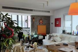 Cozy 2+1BR Elevator Apt w/Open Kitchen nr Jiangsu Rd Station