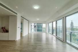 First line of the River & Park view of QianTan . 4 br with floor heating + Pool GYM. L 6/8/11
