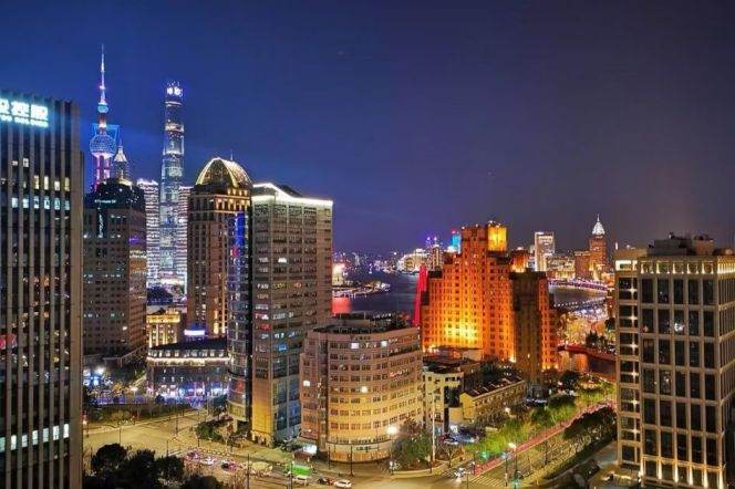 Panoramic Waterfront Residence in North Bund | 125sqm with S-Bend Vistas