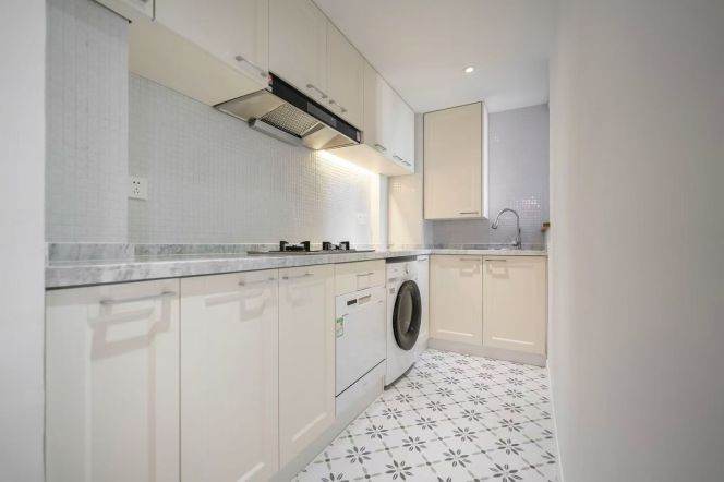 Modern 3br/2living & elevator/heating/oven @W Nanjing Rd