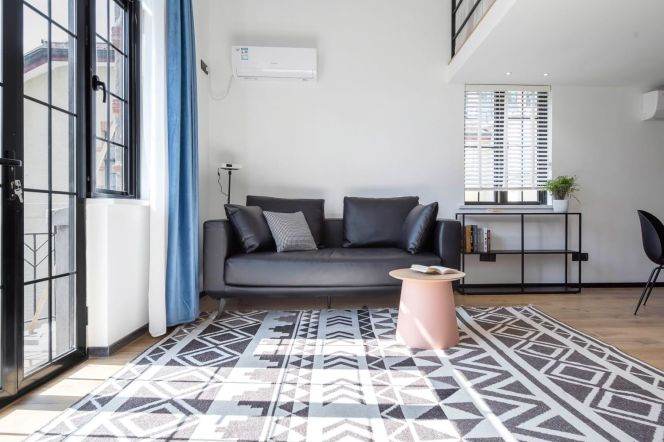 west nanjing road- heritage building- 1bed 90 sqm / balcony/ quiet unit