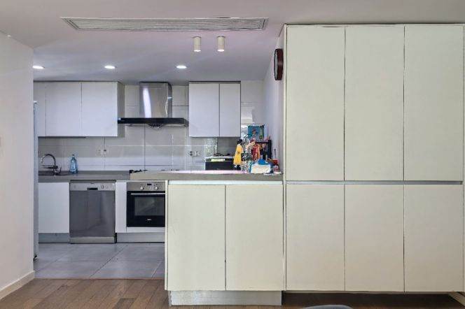 Nice 3br/136sqm & open balcony/heating@Jiangsu Rd & Line 2/11