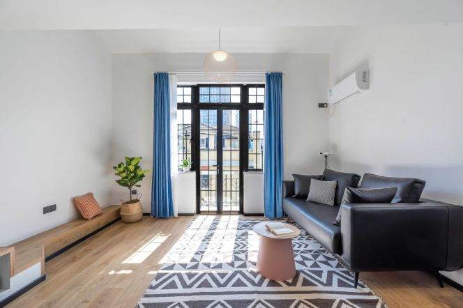 west nanjing road- heritage building- 1bed 90 sqm / balcony/ quiet unit